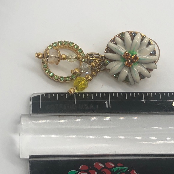 Lunch At The Ritz pierced Daisy flower earrings - Picture 9 of 9